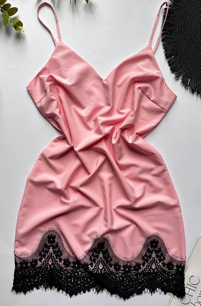 Пеньюар персикового кольору з чорним мереживом.