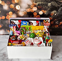 Дитячий набір солодощів красива подарункова коробка цукерок та шоколадок