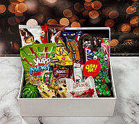 Солодкий набір цукерок красива подарункова коробка цукерок та шоколадокна 8 березня