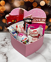Солодкий набір цукерок красива подарункова коробка цукерок та шоколадок для коханої на 8 березня подарунок у формі серця