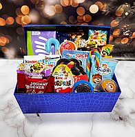 Солодкий набір цукерок до 8 березня красива подарункова коробка цукерок та шоколадок