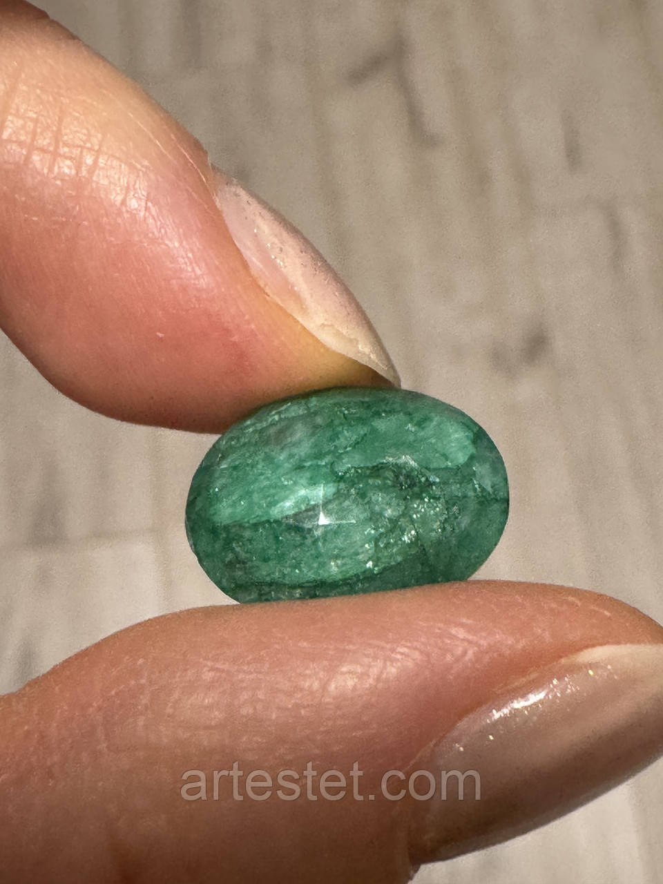 Зелений природний великий смарагд із сертифікатом 8.75 ct.