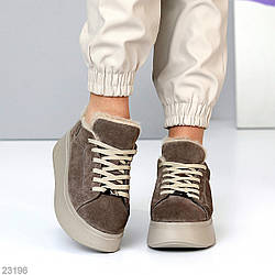 Замшеві зимові прошиті кросівки на платформі колір візон у стилі спорт-шик