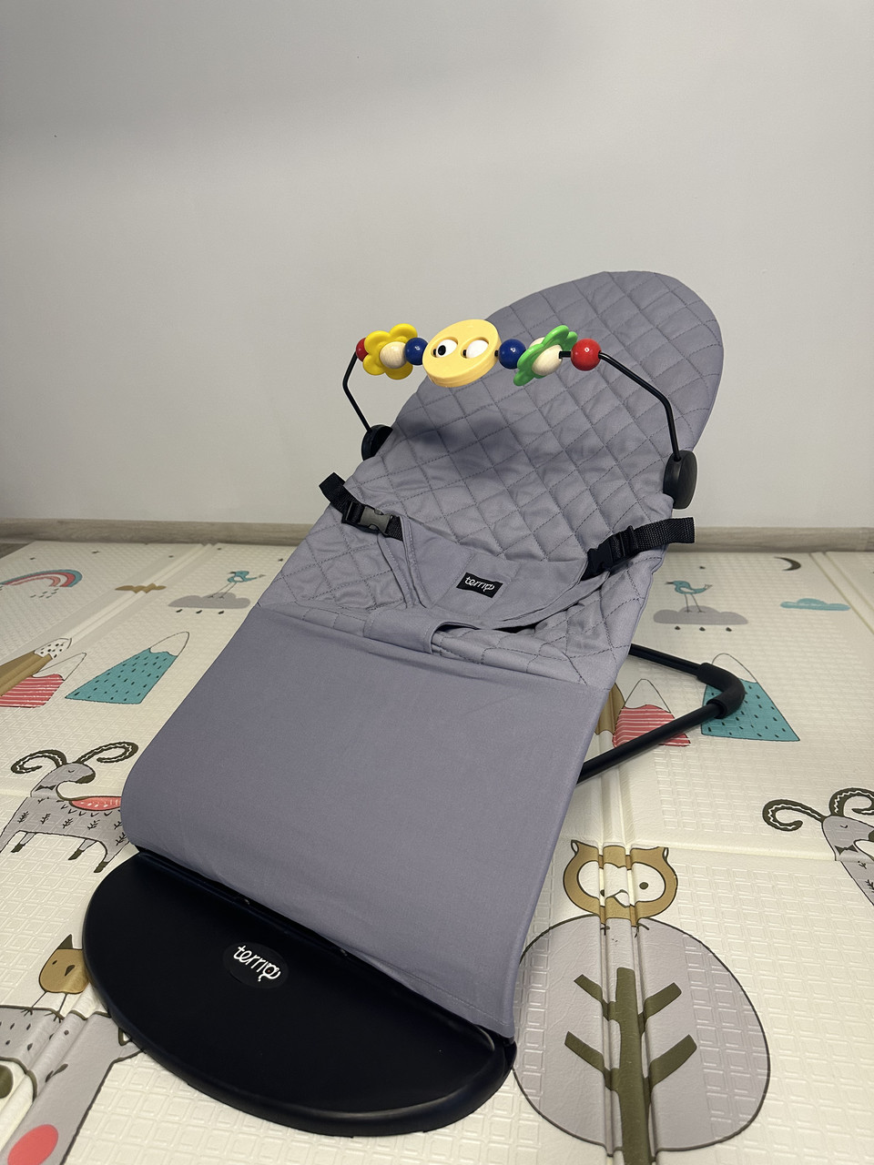 Дитячий шезлонг (крісло-гойдалка) сірий + дуга з іграшками в подарунок, фото 1