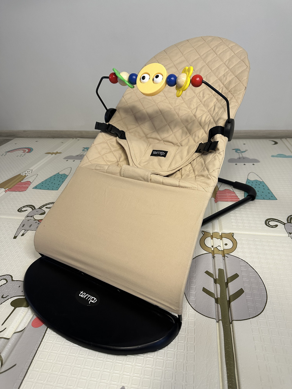 Дитячий шезлонг (крісло-гойдалка) бежевий + дуга з іграшками в подарунок, фото 1