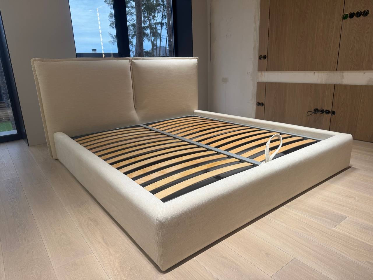 Ліжко з узголівʼям