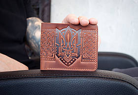 Маленький гаманець чоловічий шкіряний світло-коричневий тиснення Тризуб, біфолд без застібки, гаманець мінімалізм