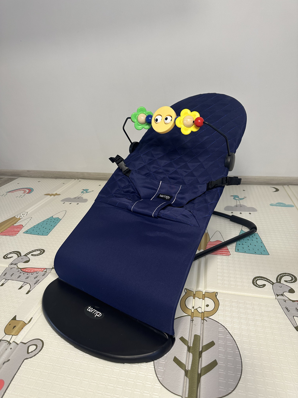 Дитячий шезлонг (крісло-гойдалка) синій + дуга з іграшками в подарунок