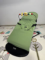 Дитячий шезлонг (крісло-гойдалка) салатовий + дуга з іграшками в подарунок