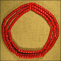 Бусі тройні червоного кольору, намисто виготовлене з дерева