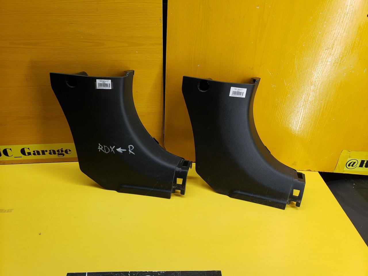 Накладка передньої стійки нижня права Acura RDX 07-12 83111-STK-A000