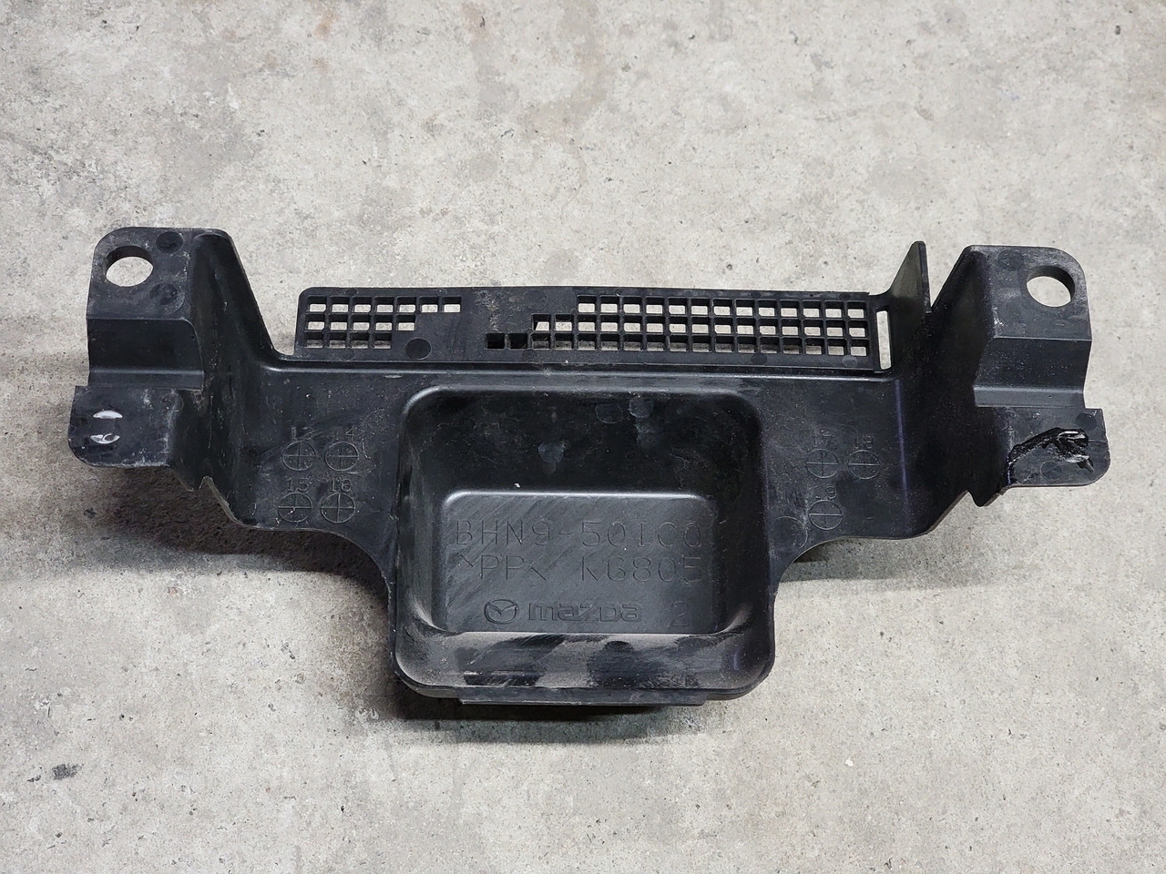 Накладка замка капота Mazda 3 BM 2013- BHN9501C0 BHN9501C0A (02015)