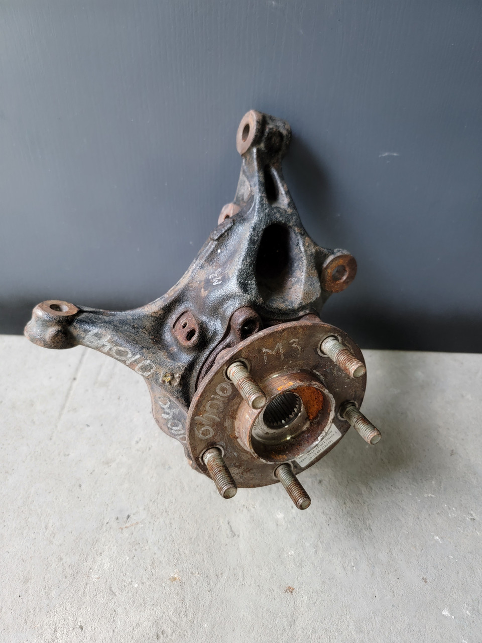 Цапфа і ступиця передня права B45A-33-021 Mazda 3 14-18 BM (02049)