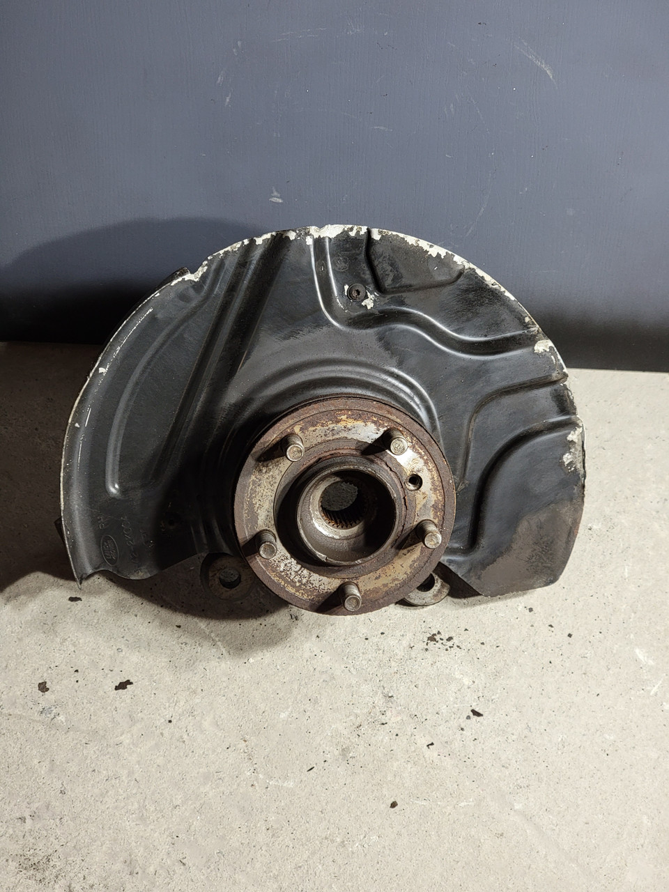 Кулак/Цапфа ступиця з кожухом перед L LR010678 Range Rover L322 (02069)