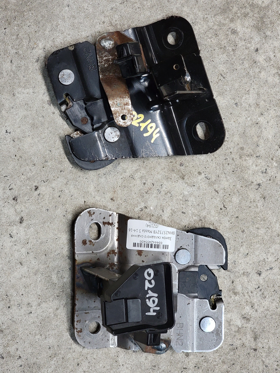 Замок складного сидіння BHN25732YB Mazda 3 14-16 (02194)
