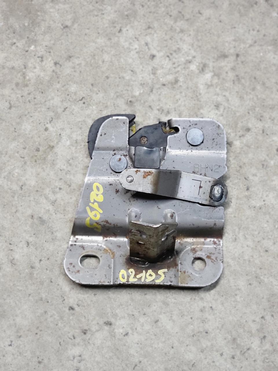 Замок складного сидіння BHN25732YA Mazda 3 14-16 (02195)
