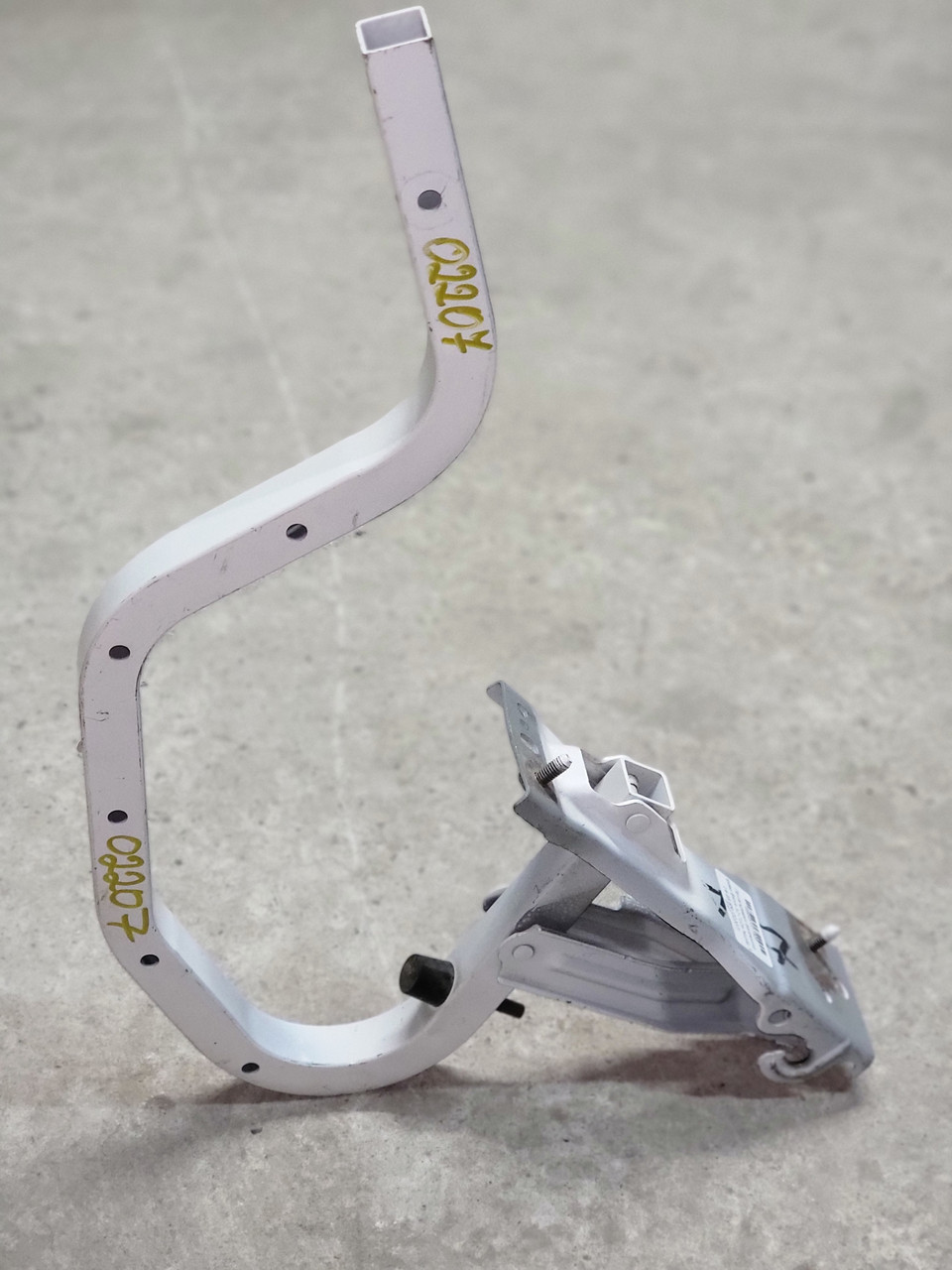 Петля кришки багажника права B45A-52-710A Mazda 3 14-18 BM (02207)