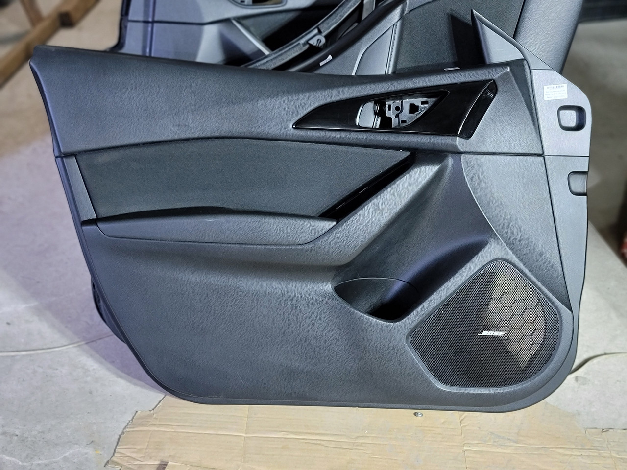 Карта / Обшивка дверей перед ліва BHP168450G02 Mazda 3 14-16 (02380)