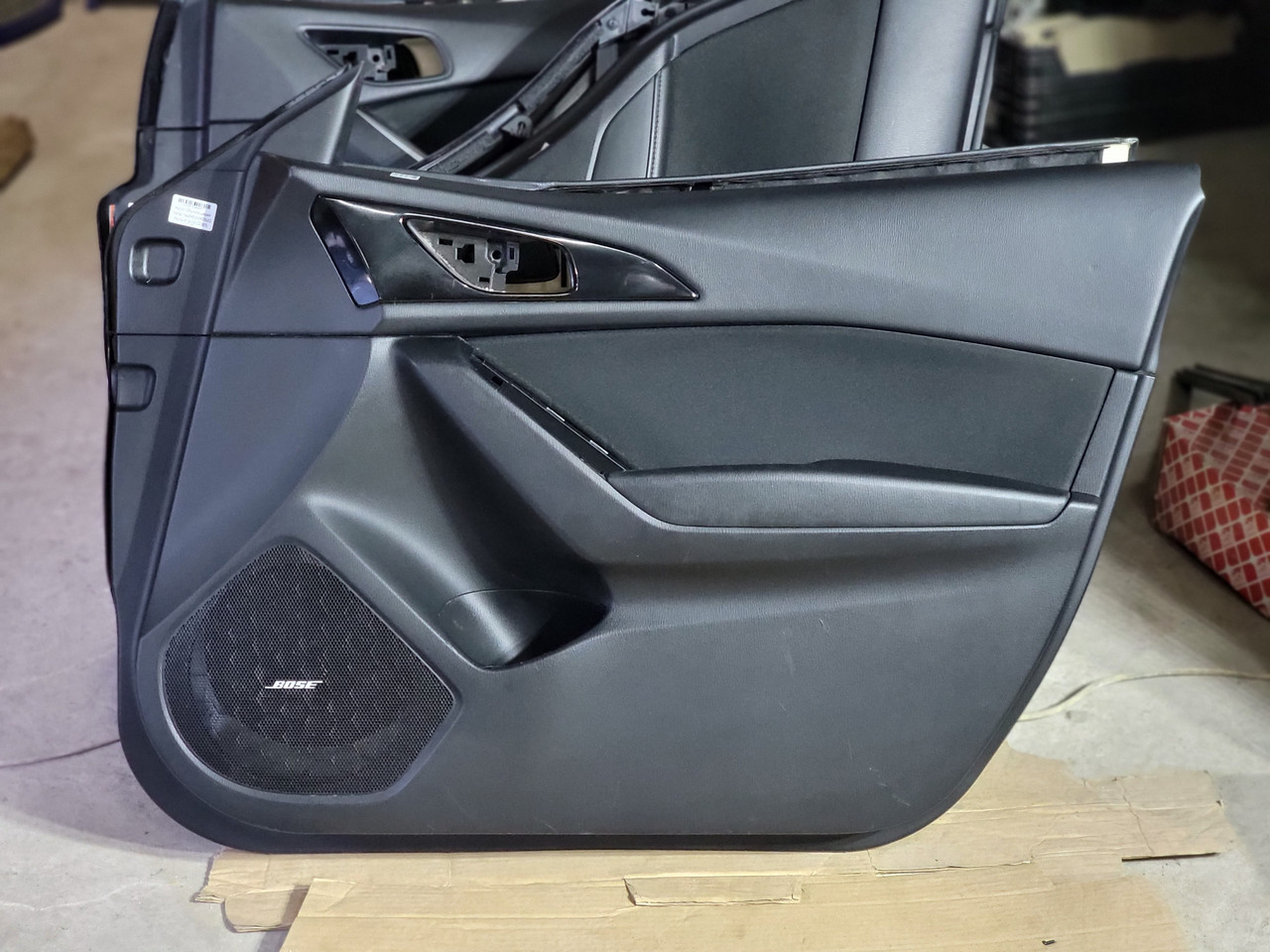 Карта / Обшивка дверей перед ліва BHP168420G02 Mazda 3 14-16 (02383)