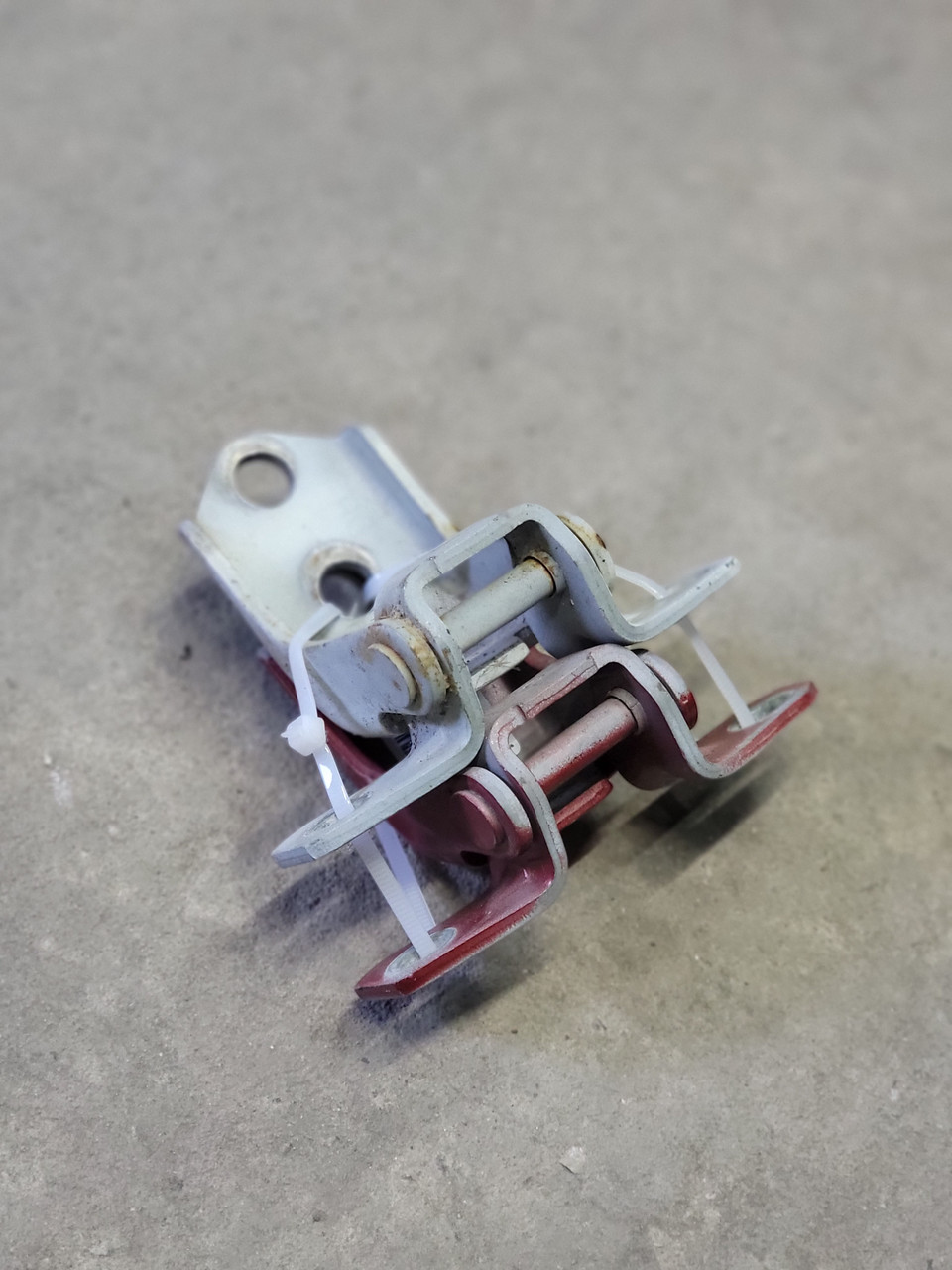 Петля двері передня ліва нижня D461-58-210B Mazda (02469)
