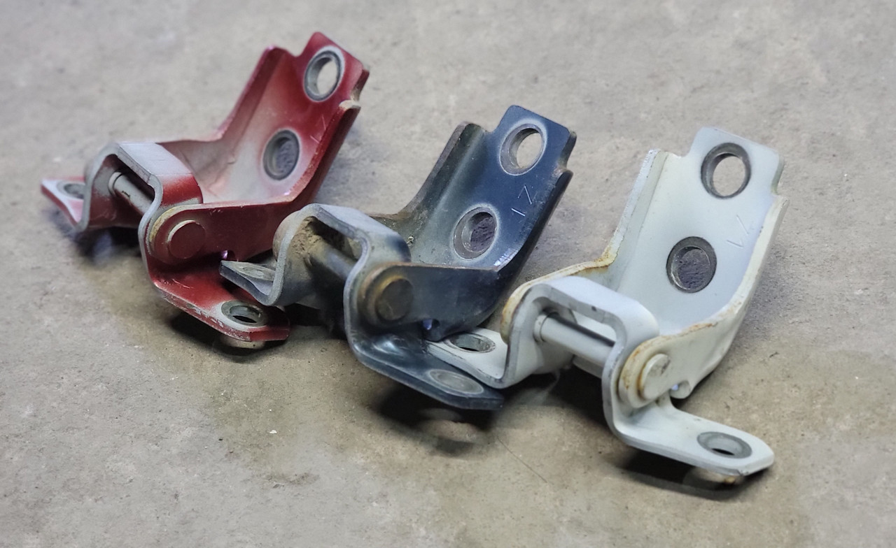 Петля двері передня ліва верхня KD53-59-210A Mazda (02470)