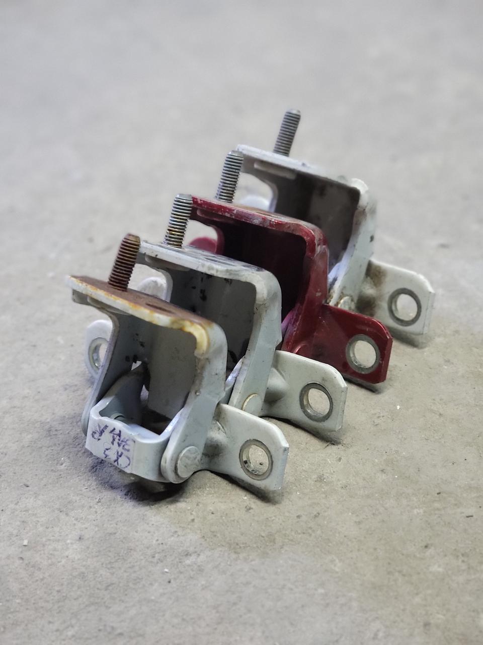 Петля двері задня права верхня KD53-58-210A Mazda (02472)