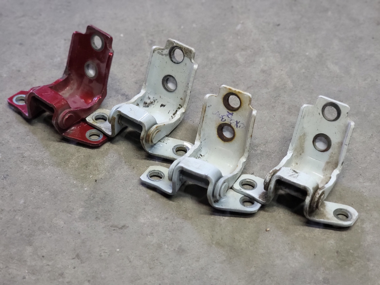 Петля двері задня права нижня D461-58-210B Mazda (02473)