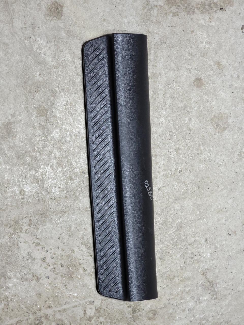 Накладка порога внутрішня передня права GJ6A-68-710 MAZDA 6 02-07 (02585)