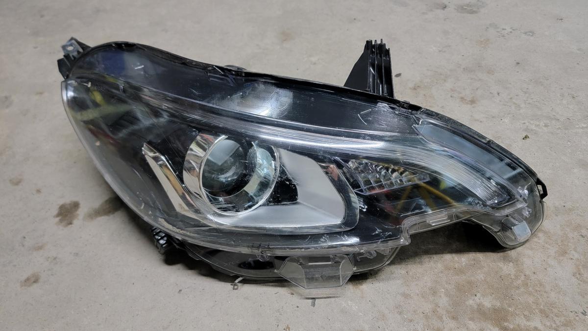 Фара передня права Peugeot 108 90026267 на запчастини (02652)