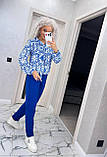 Гарний жіночий брючний костюм чорний із синьою блузою костюм з облягаючими штанами і блузою костюм на літо, фото 4