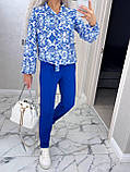 Гарний жіночий брючний костюм чорний із синьою блузою костюм з облягаючими штанами і блузою костюм на літо, фото 7