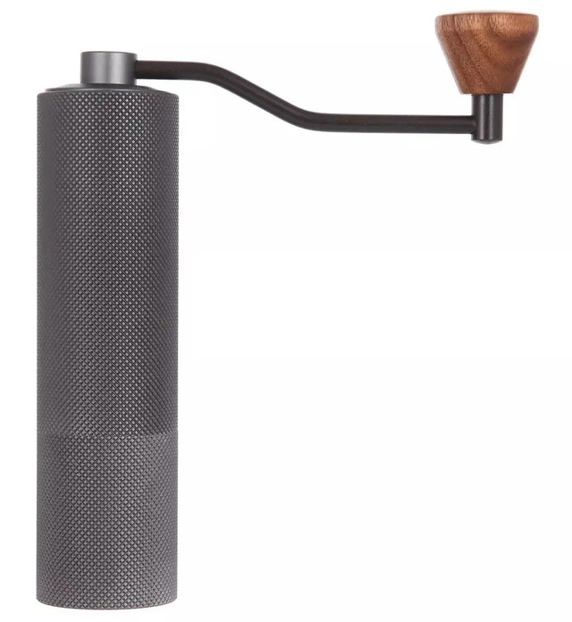 Timemore Slim – це компактна та легка кавомолка, яка ідеально підходить для любителів кави, які часто подорожують, але не хочуть жертвувати якістю помелу.