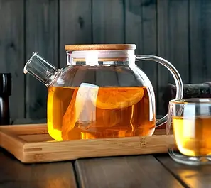 Чайники та чашки зі скла