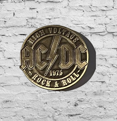 Вінтажна брошка рок-групи ACDC, металевий значок, High Voltage Rock Roll, 3 x 3 см, фото 1