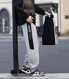 Теплі спортивні штани для хлопчика в чорному кольорі у 130 і 170 розмірі