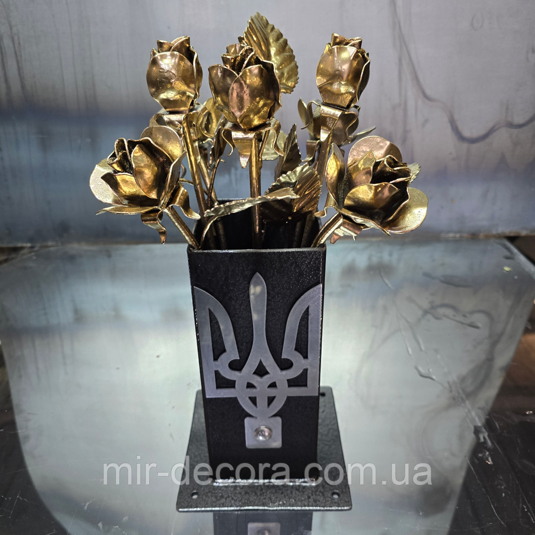 Ваза пам’яті Героя, ваза на алею слави, букет воїну загиблому, букет Герою, кована ваза на могилу. Золотиста.
