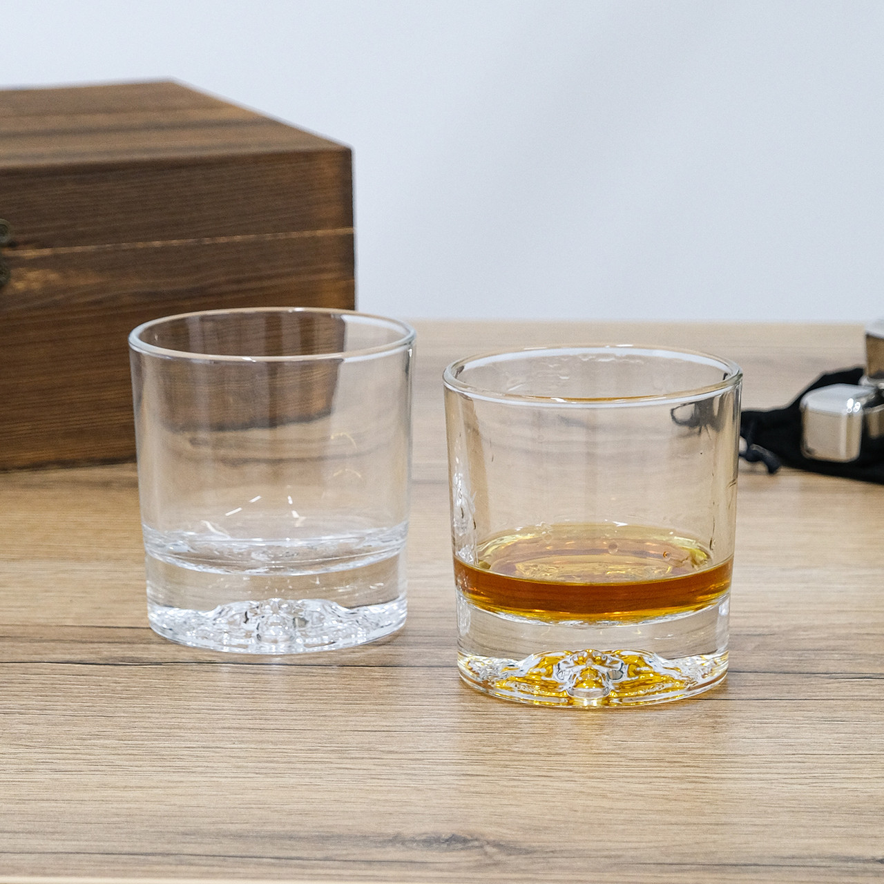 Подарунковий набір "Вовк" для керівника - 2 келиха та 6 каменів для віскі у дерев'яній коробці Гранд Презент GP241204SW