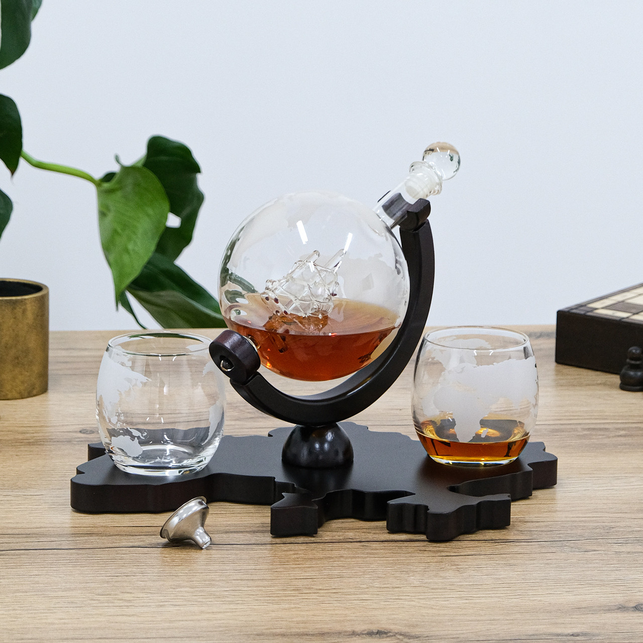 Набір "Україна" для віскі скляний глобус та 2 склянки на дерев'яній підставці - Подарунок для чоловіка Гранд Презент GP240028