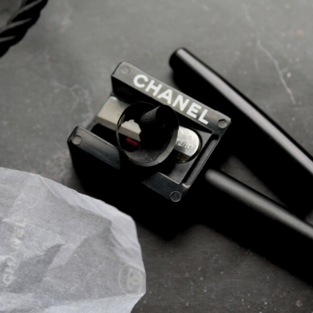 Стругачка для косметичних олівців Chanel Pencil Sharpener чорна