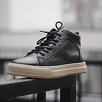 Комфортні черевики на світлій підошві