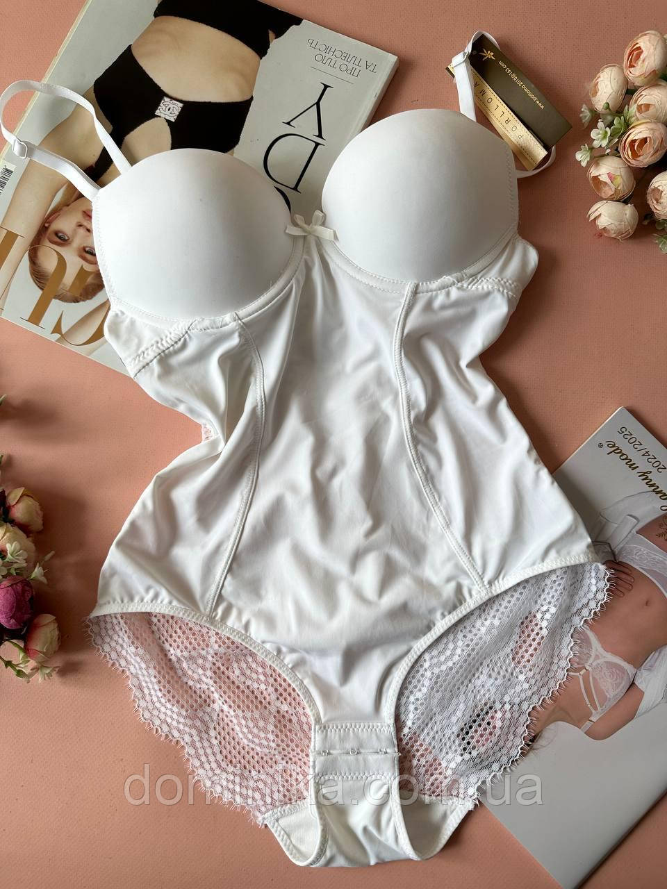 Біле гладке боді жіноча нижня білизна з чашками на поролоні