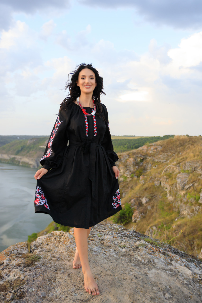 Вишита жіноча сукня "Троянда"міді клин чорна