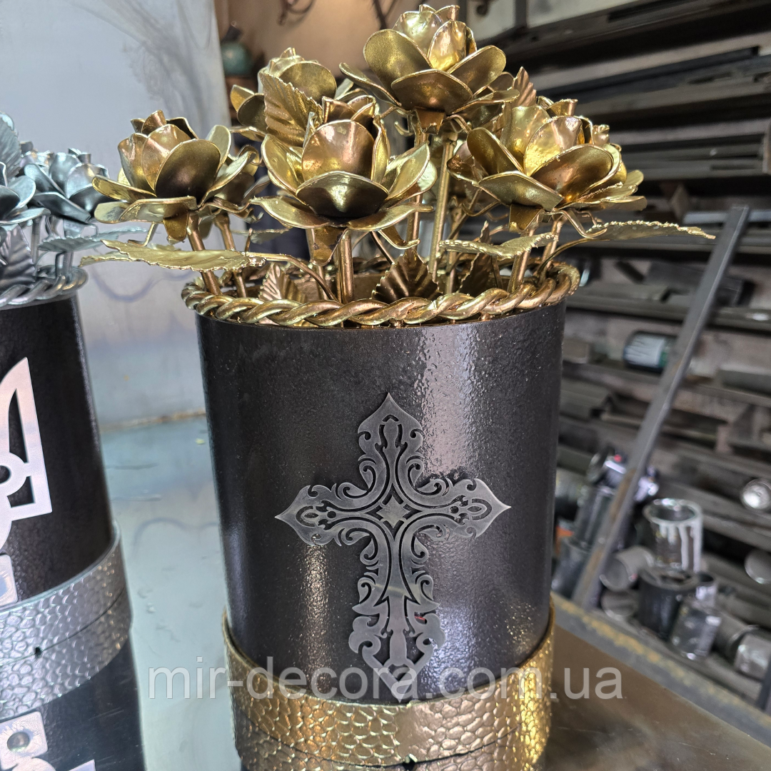 Ваза з золотистими квітами з хрестом, троянди для героя, ваза пам’яті, металева основа, на алею слави.
