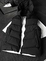 Стильна якісна чоловіча жилетка зі зʼємним капюшоном утеплена пухом безрукавка