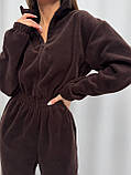 Коричневий теплий жіночий комбінезон оверсайз із двостороннього флісу, фото 4