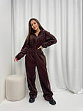 Коричневий теплий жіночий комбінезон оверсайз із двостороннього флісу, фото 3