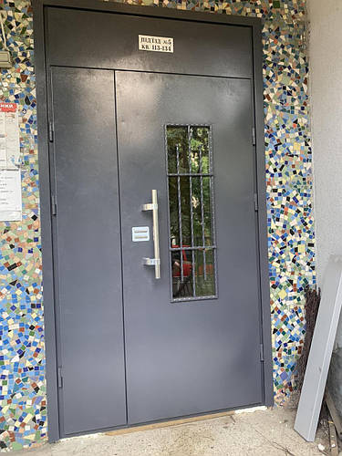 ДВЕРІ В ПІД’ЇЗД: НАДІЙНІСТЬ, КОМФОРТ ТА БЕЗПЕКА