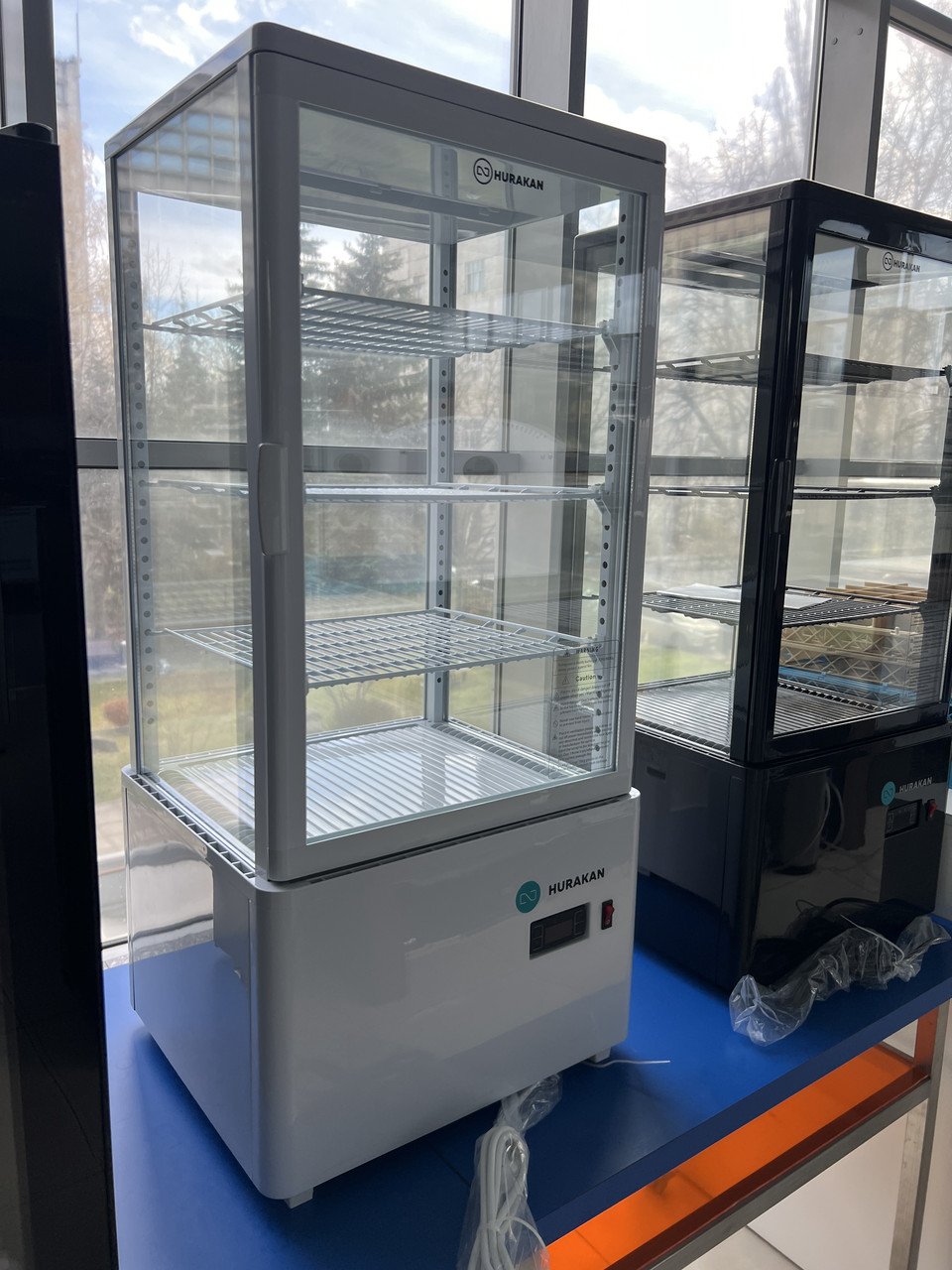 Вітрина холодильна Hurakan HKN-UPD78W white