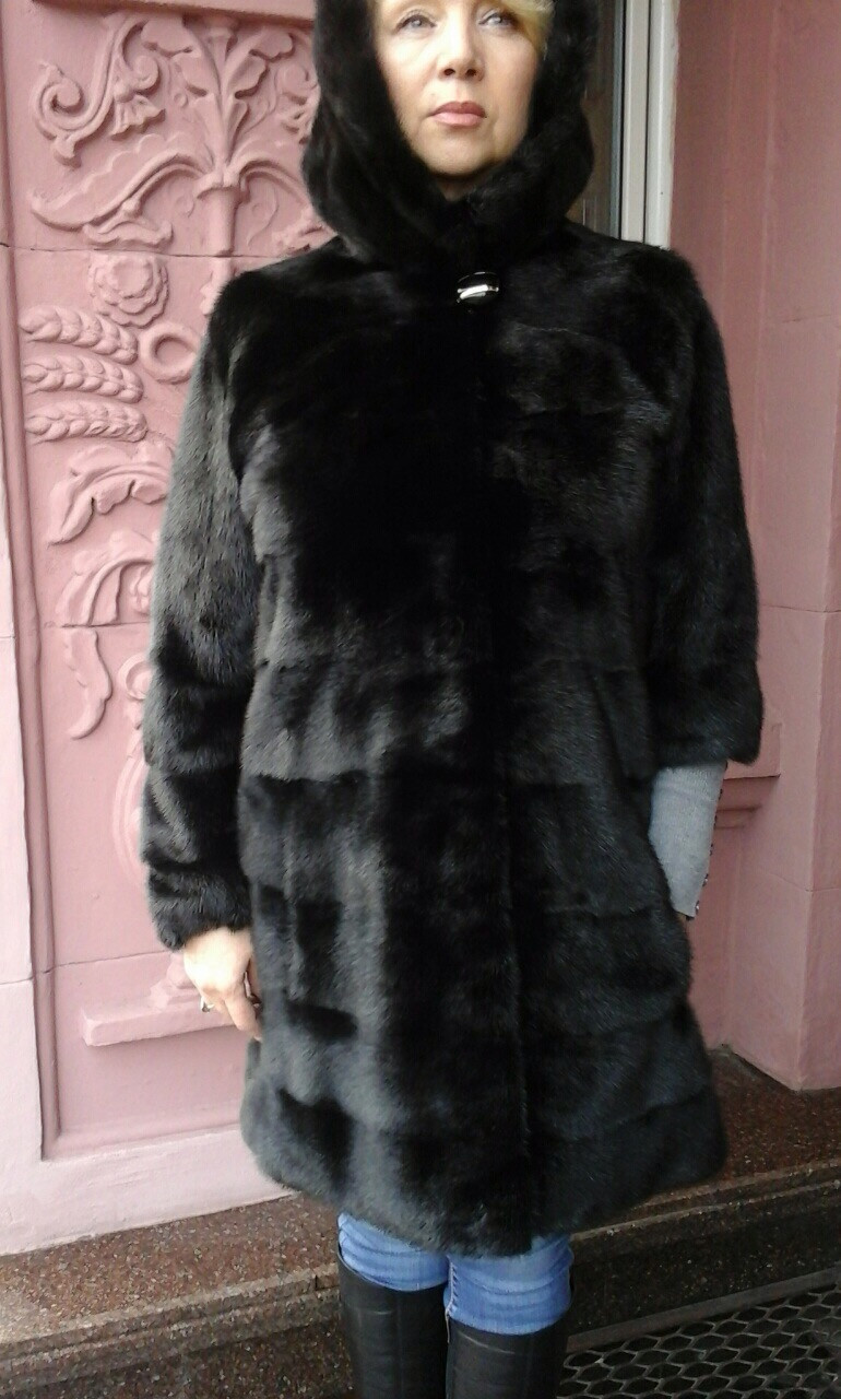 Шуба з норки з капюшоном поперечка чорна