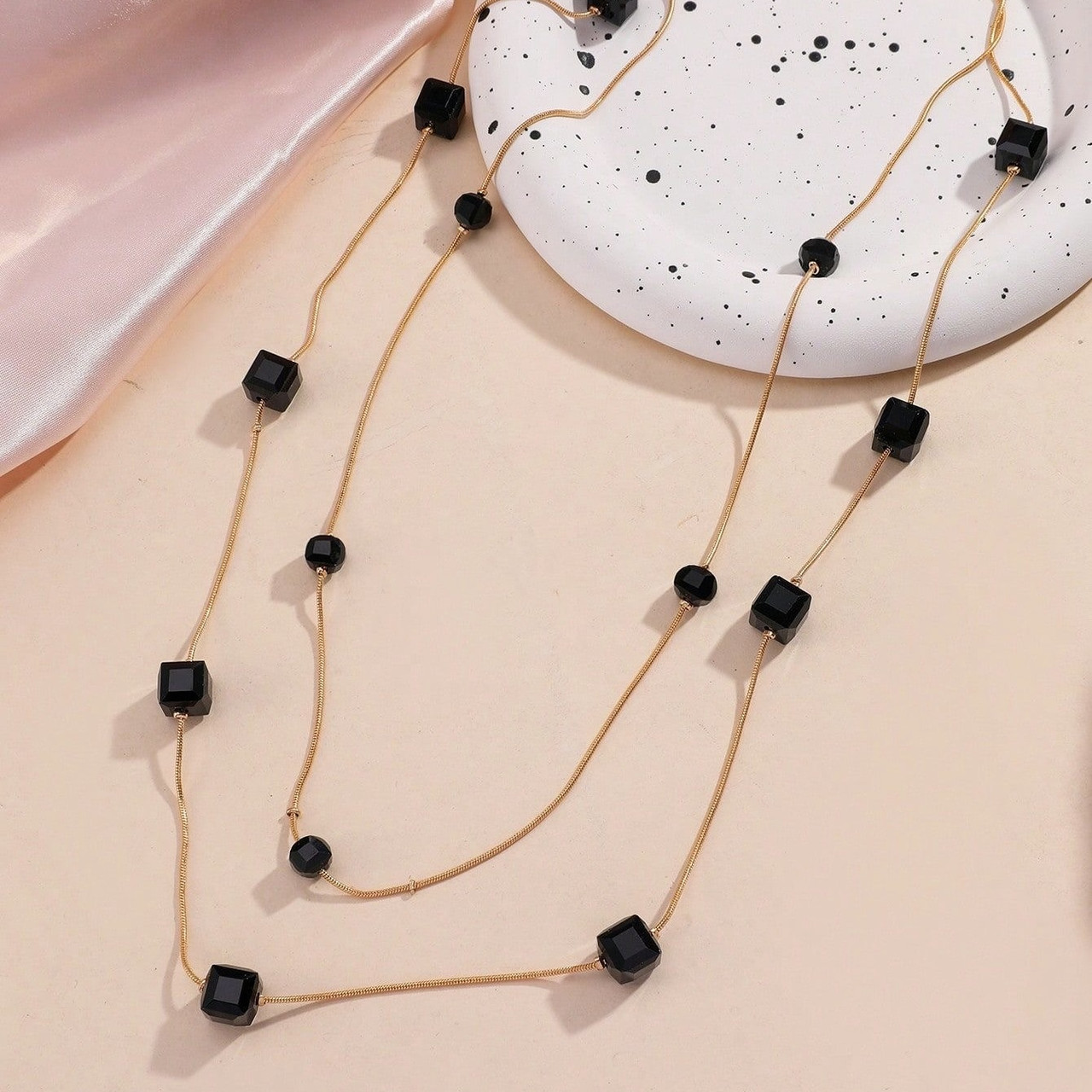 Кольє багатошарове на лимонній нитці з чорними кристалами застібка карабін довжина 170 см, що переливаються.